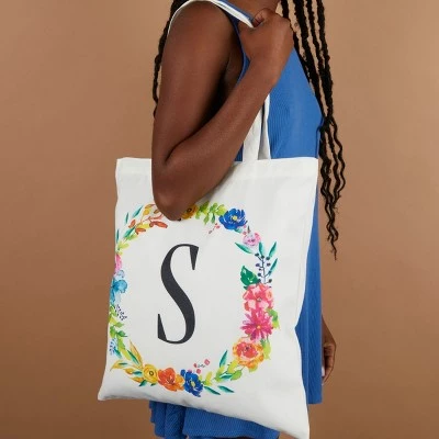 Okuna Outpost 2 Pack Monogrammed Initial Tote Bags, Reusable Grocery Bag for Women, Embroidered, White, 29 in. 4 Okuna Outpost 2 Pack Monogrammed Initial Tote Bags, Reusable Grocery Bag for Women, Embroidered, White, 29 in. - Image 2